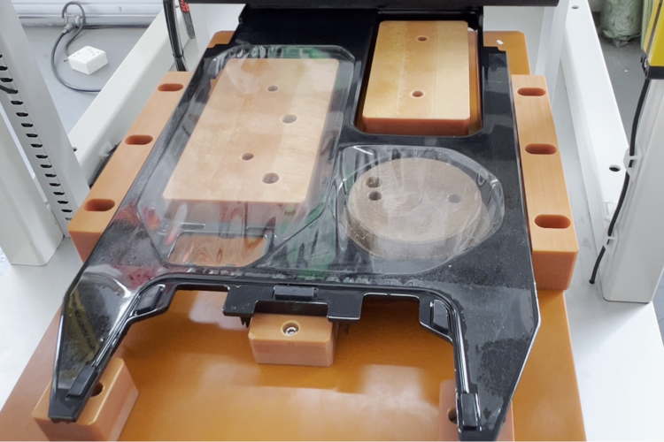 這款汽車中框貼膜機(jī)，讓貼膜效率提升200%